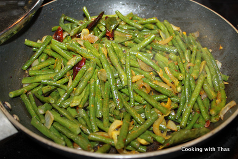 making-long beans-stir fry