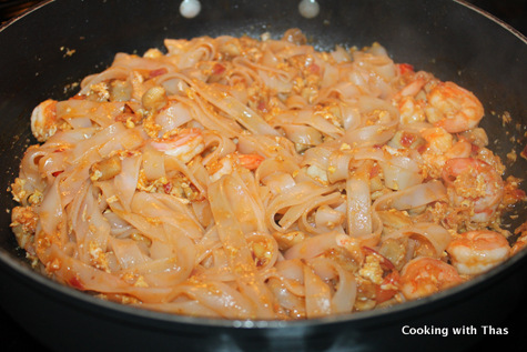 making pad thai