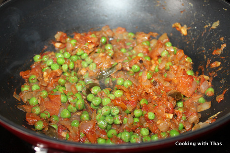 making-chicken peas curry