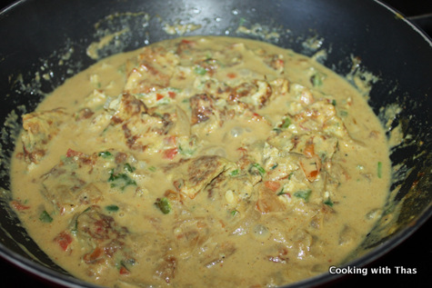 making egg omelette korma