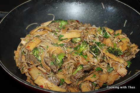 making beef noodle stir fry