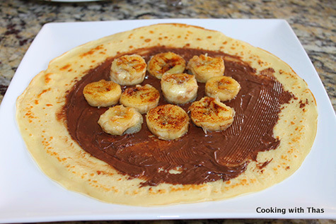 making nutella banana crepes