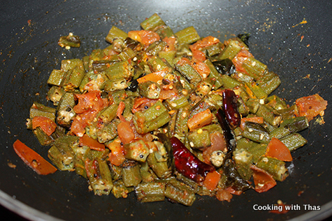 making okra masala in yogurt