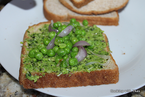 peas pesto spread in bread