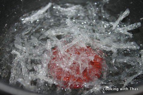 Agar-agar dissolving in water
