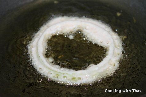 onion rings frying