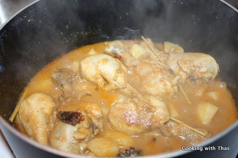 making-chicken-curry