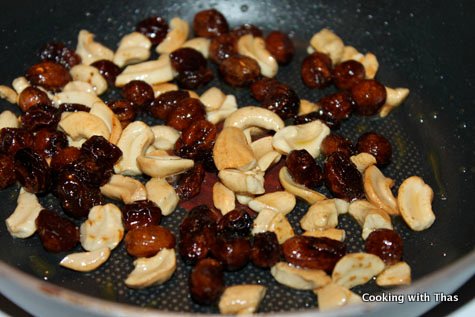 roasted cashew nuts and raisins
