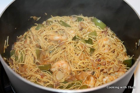 making shrimp chow mein