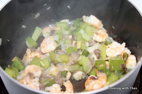 making-shrimp chow mein