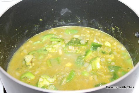 making-shrimp curry
