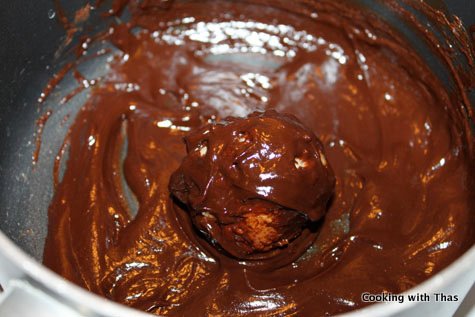 dipping vermicelli in chocolate