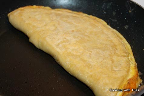 making cheese-egg crepes