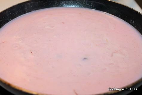 making-semolina-halwa