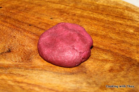 making beetroot roti