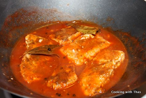 making-salmon-in tomato sauce