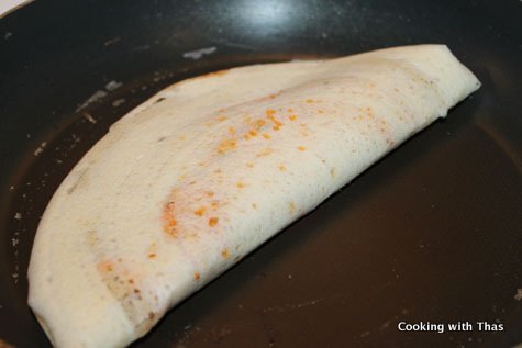 making egg dosa