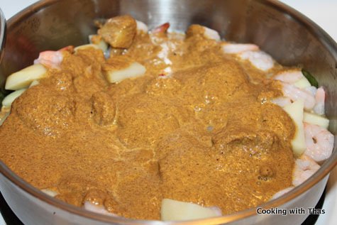 adding roasted coconut gravy