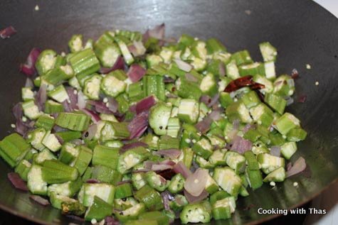 making okra-stir fry