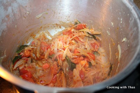 making-whole-chicken curry1