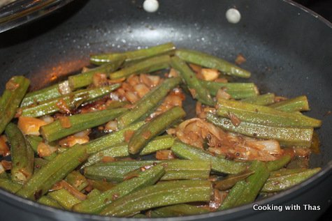 making-okra in coconut milk1