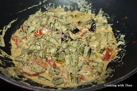 making-okra-masala in yogurt