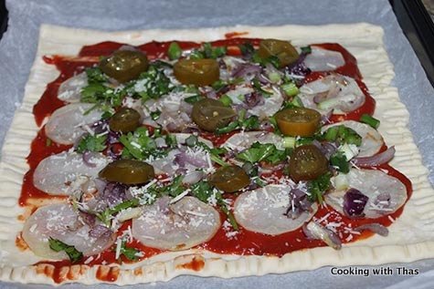 making puff pastry pizza